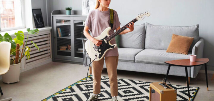 девушка с гитарой